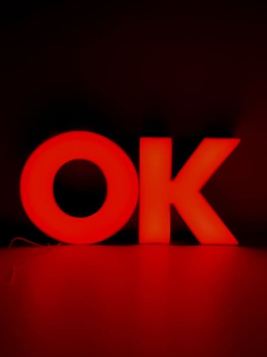 Lampe industrielle avec LED et lettres O&K (OK). – plexiglas et métal