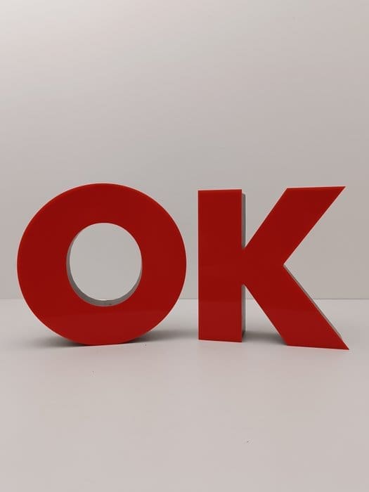 Lampe industrielle avec LED et lettres O&K (OK). – plexiglas et métal