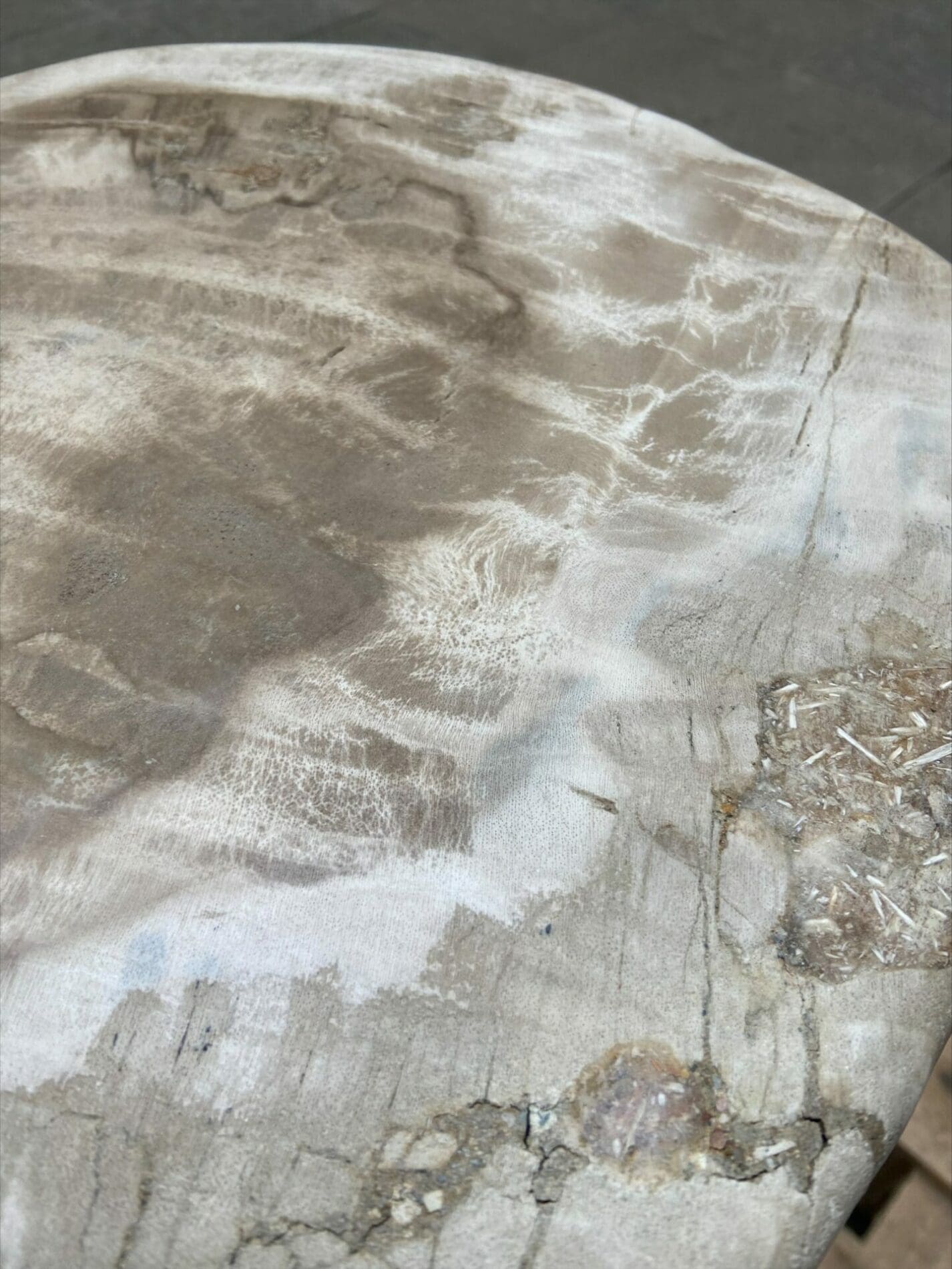 Bois pétrifié du Trias – Tabouret ou table d&rsquo;appoint