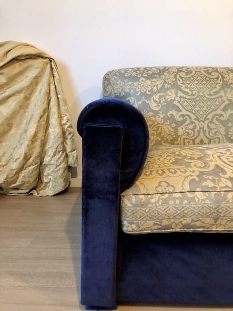 Canapé Mariano Fortuny en tissu et velours de soie de la Maison Decour