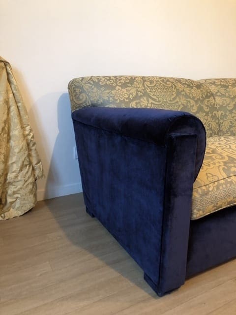 Canapé Mariano Fortuny en tissu et velours de soie de la Maison Decour