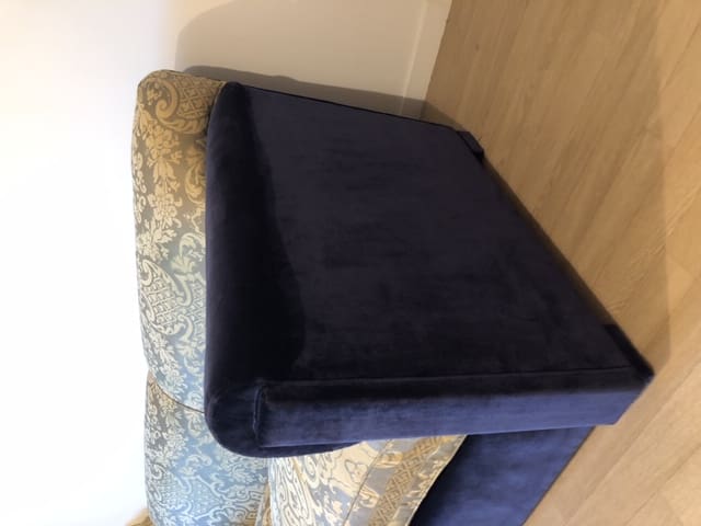 Canapé Mariano Fortuny en tissu et velours de soie de la Maison Decour