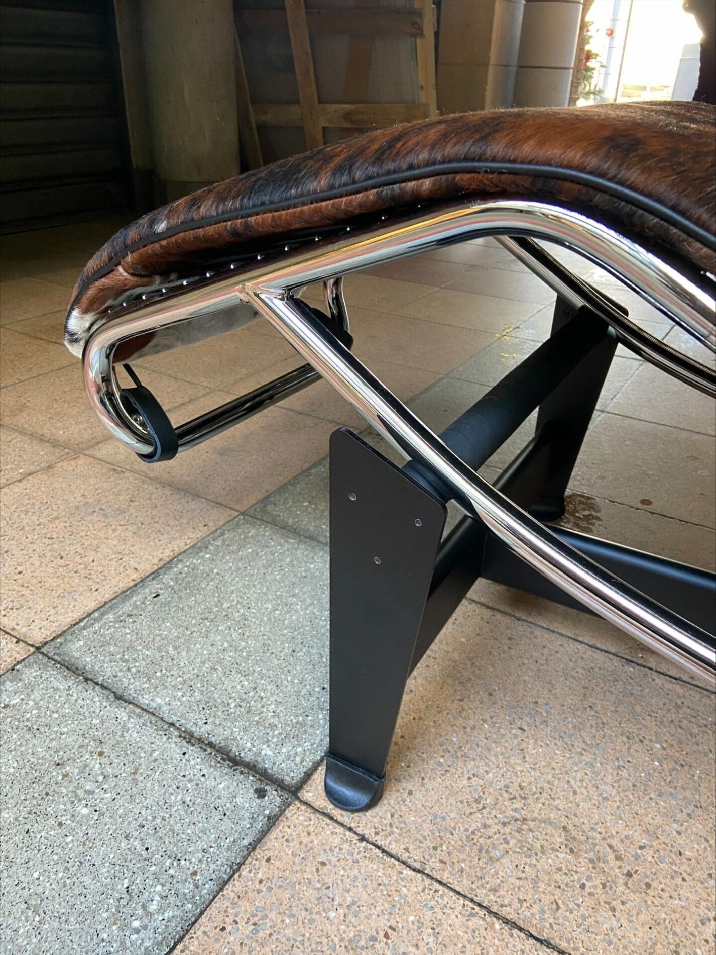 Le Corbusier et Charlotte Perriand – Chaise longue LC4 Poney marron plein