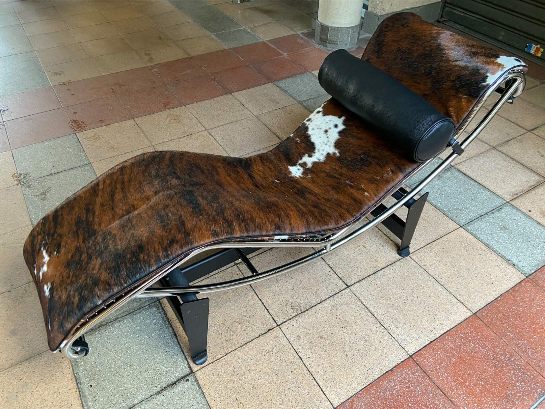 Le Corbusier et Charlotte Perriand – Chaise longue LC4 Poney marron plein