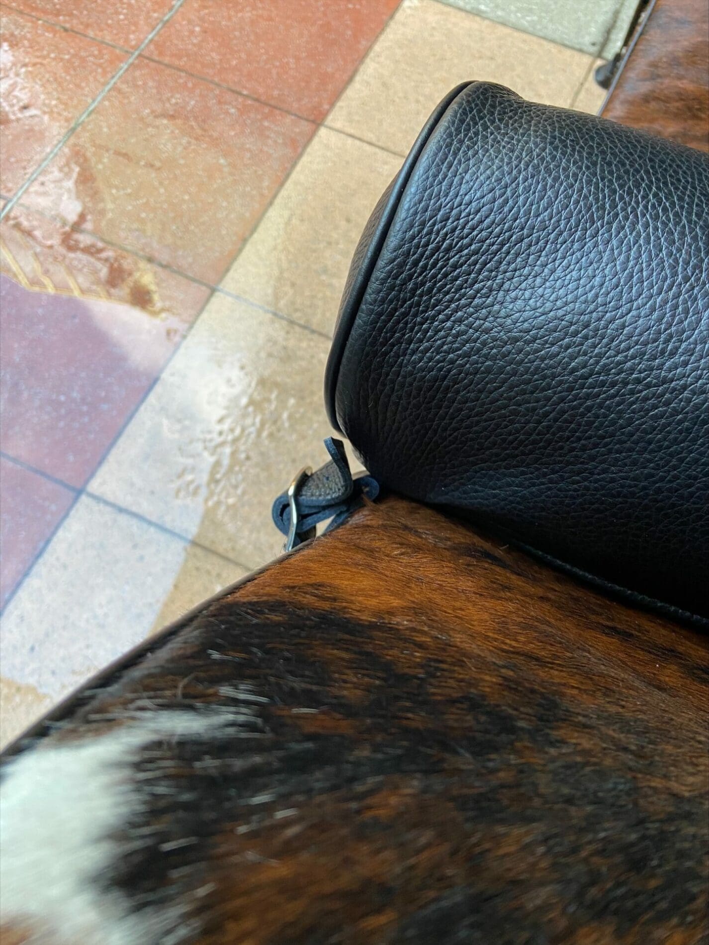 Le Corbusier et Charlotte Perriand – Chaise longue LC4 Poney marron plein