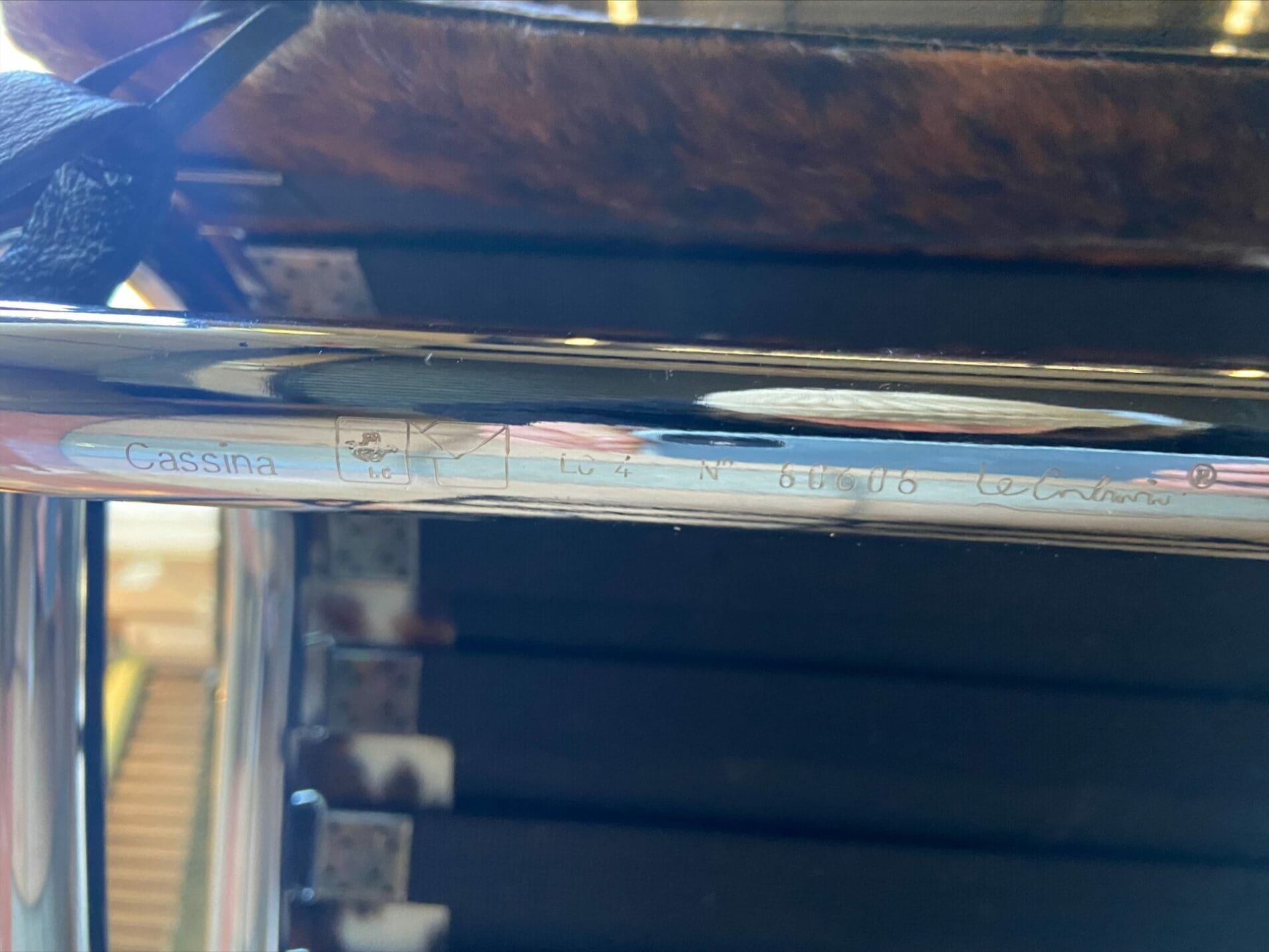 Le Corbusier et Charlotte Perriand – Chaise longue LC4 Poney marron plein