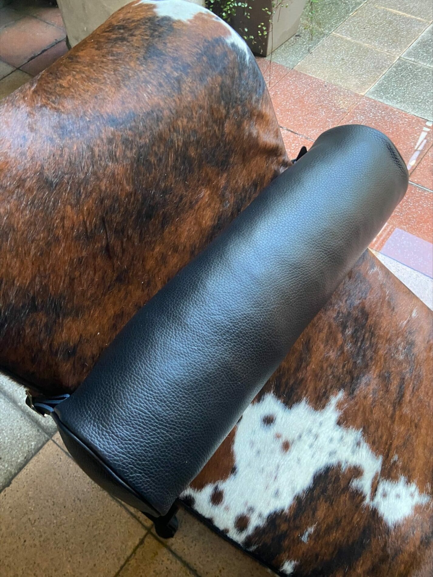 Le Corbusier et Charlotte Perriand – Chaise longue LC4 Poney marron plein