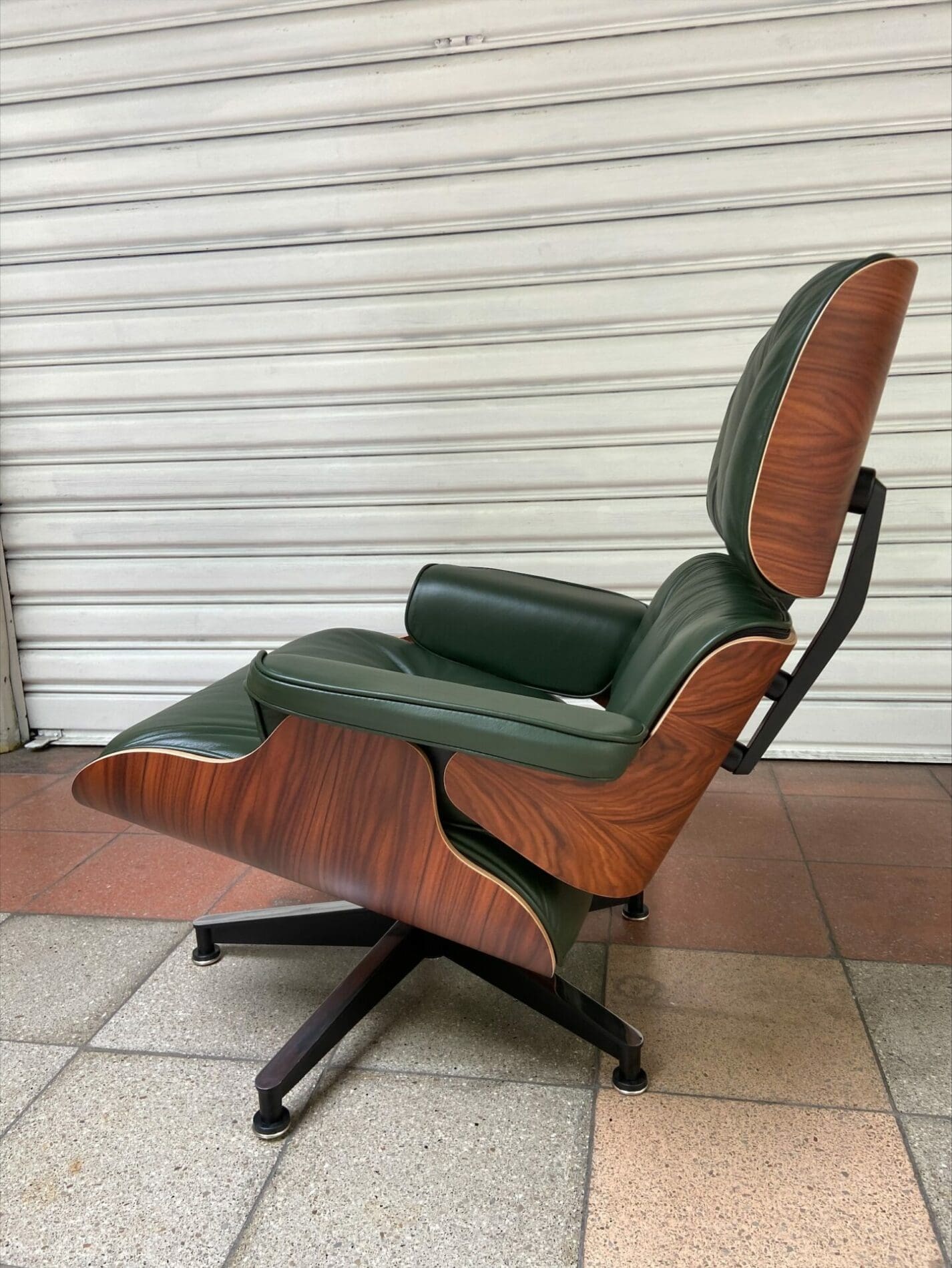Charles EAMES – Lounge chair et ottoman d&rsquo;occasion – cuir vert et palissandre