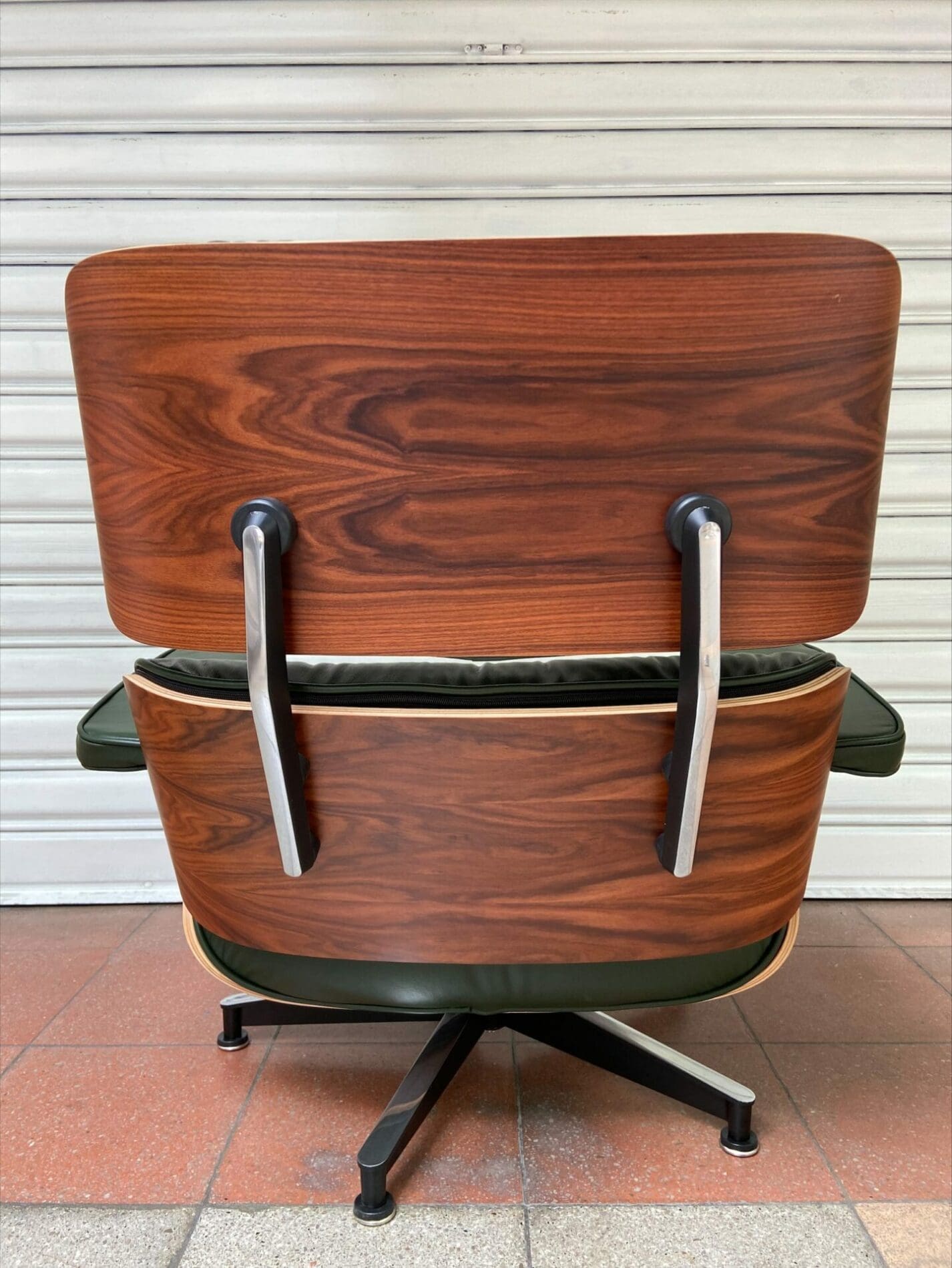 Charles EAMES – Lounge chair et ottoman d&rsquo;occasion – cuir vert et palissandre