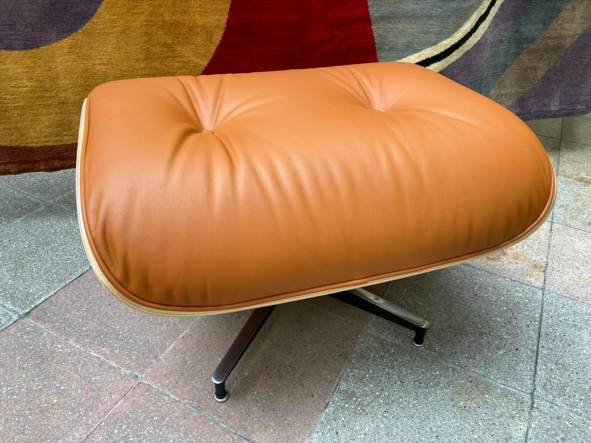 Charles Eames – Lounge chair et son ottoman Cognac