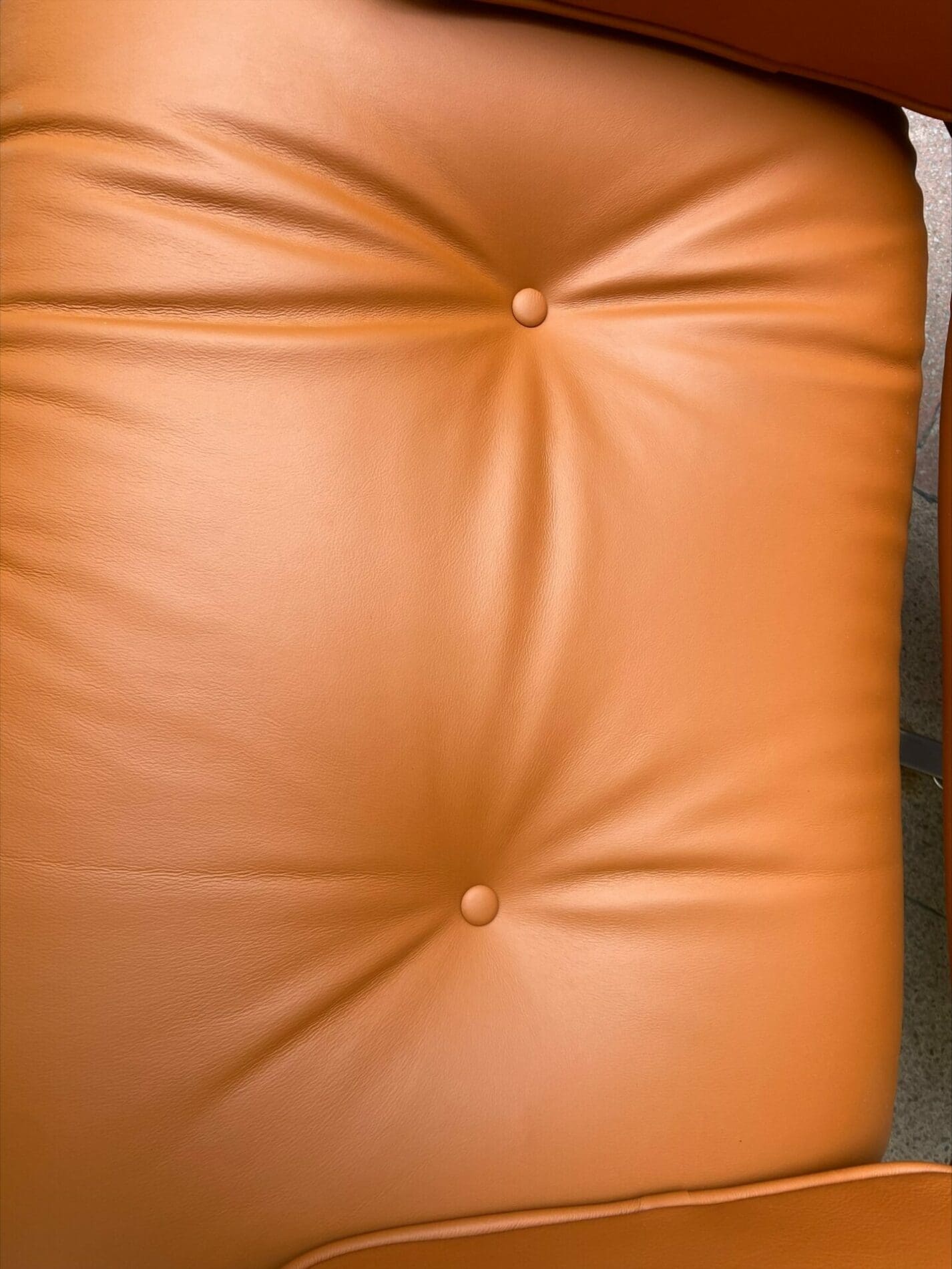 Charles Eames – Lounge chair et son ottoman Cognac