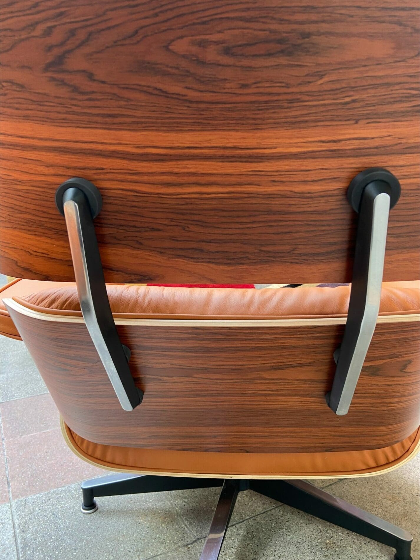 Charles Eames – Lounge chair et son ottoman Cognac