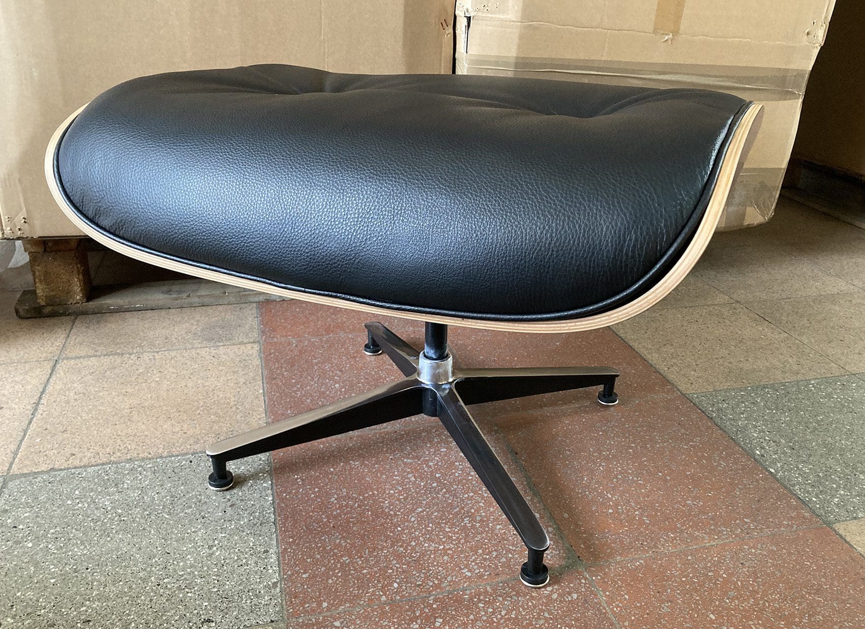 Charles Eames – Lounge chair occasion et son ottoman cuir noir