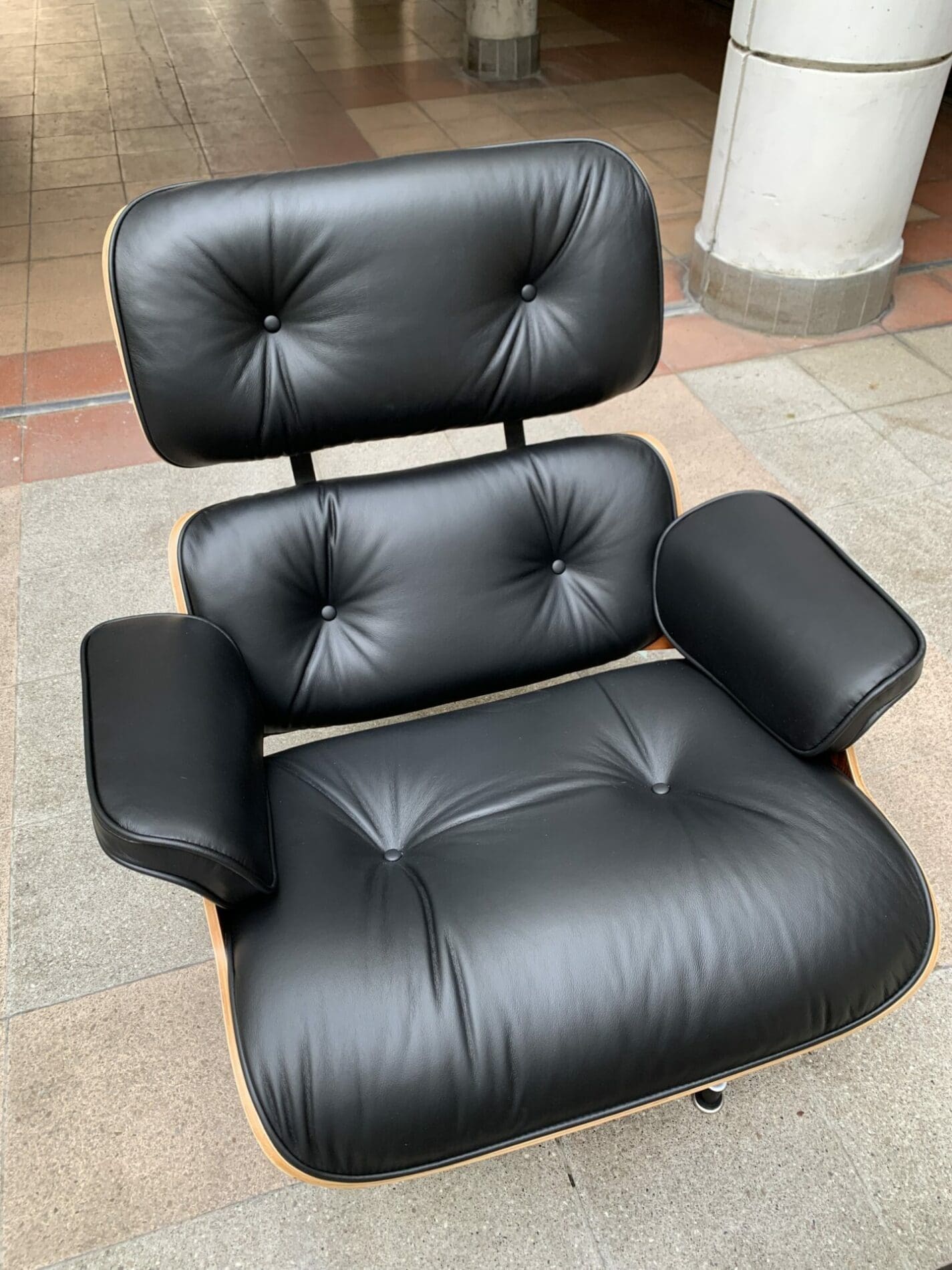 Charles Eames – Lounge chair et son ottoman cuir noir