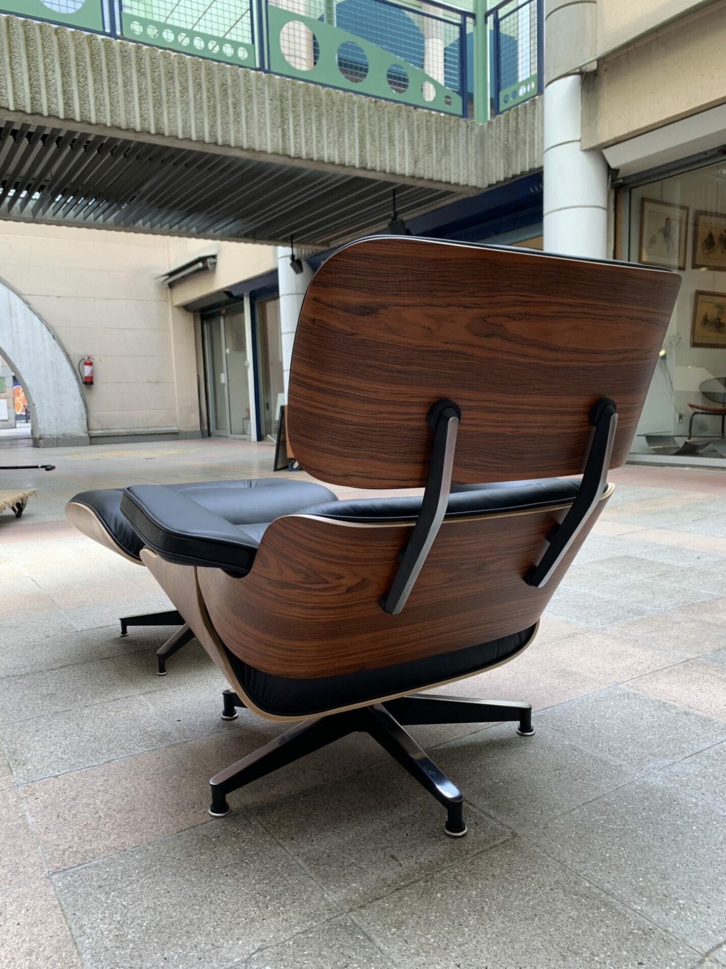 Charles Eames – Lounge chair et son ottoman cuir noir