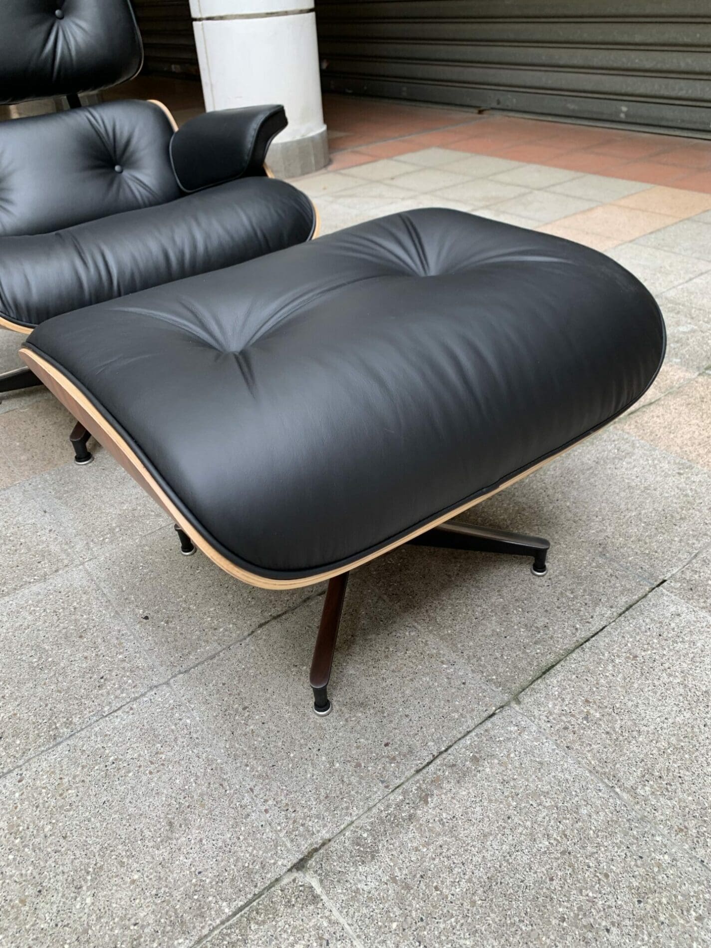 Charles Eames – Lounge chair et son ottoman cuir noir
