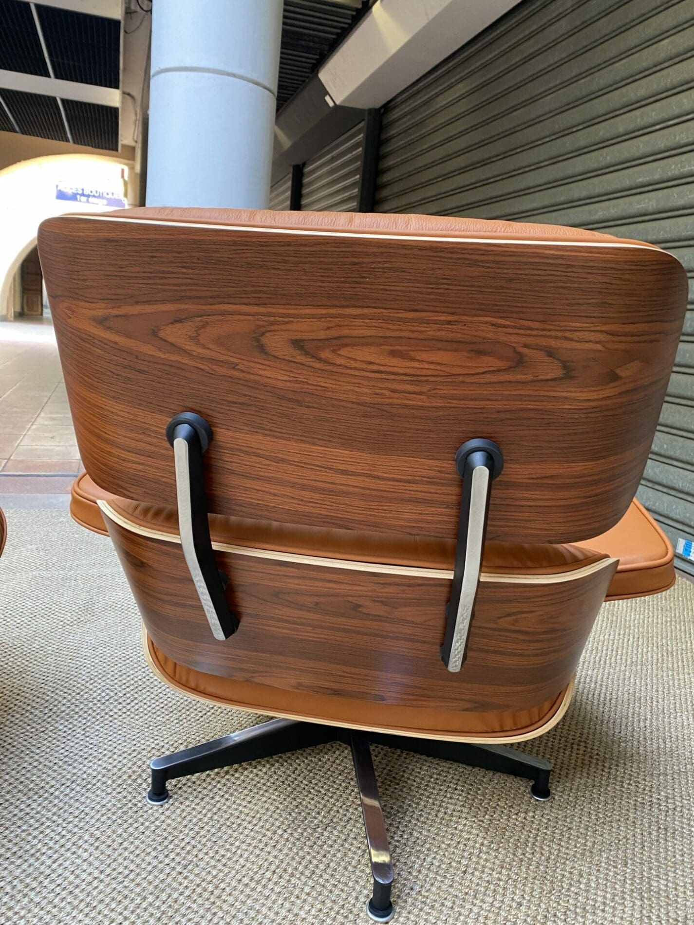 Charles Eames – Lounge chair / ottoman cognac 2