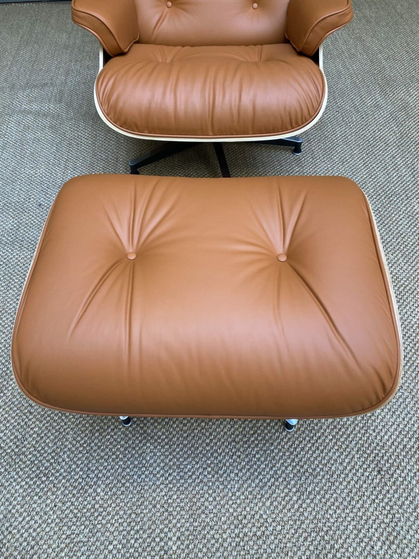 Charles Eames – Lounge chair / ottoman cognac 2