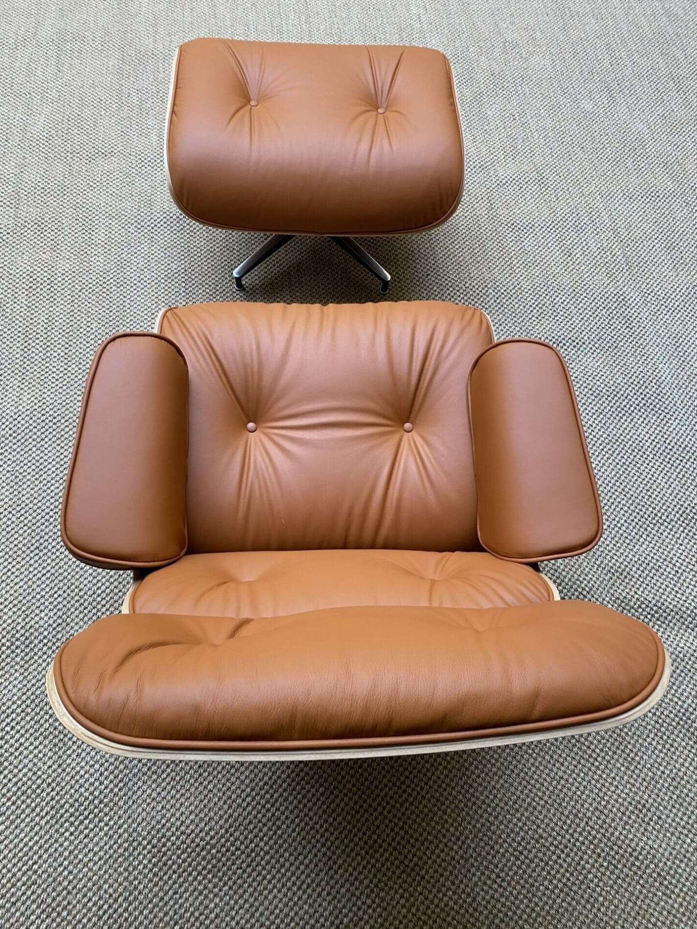 Charles Eames – Lounge chair / ottoman cognac 2