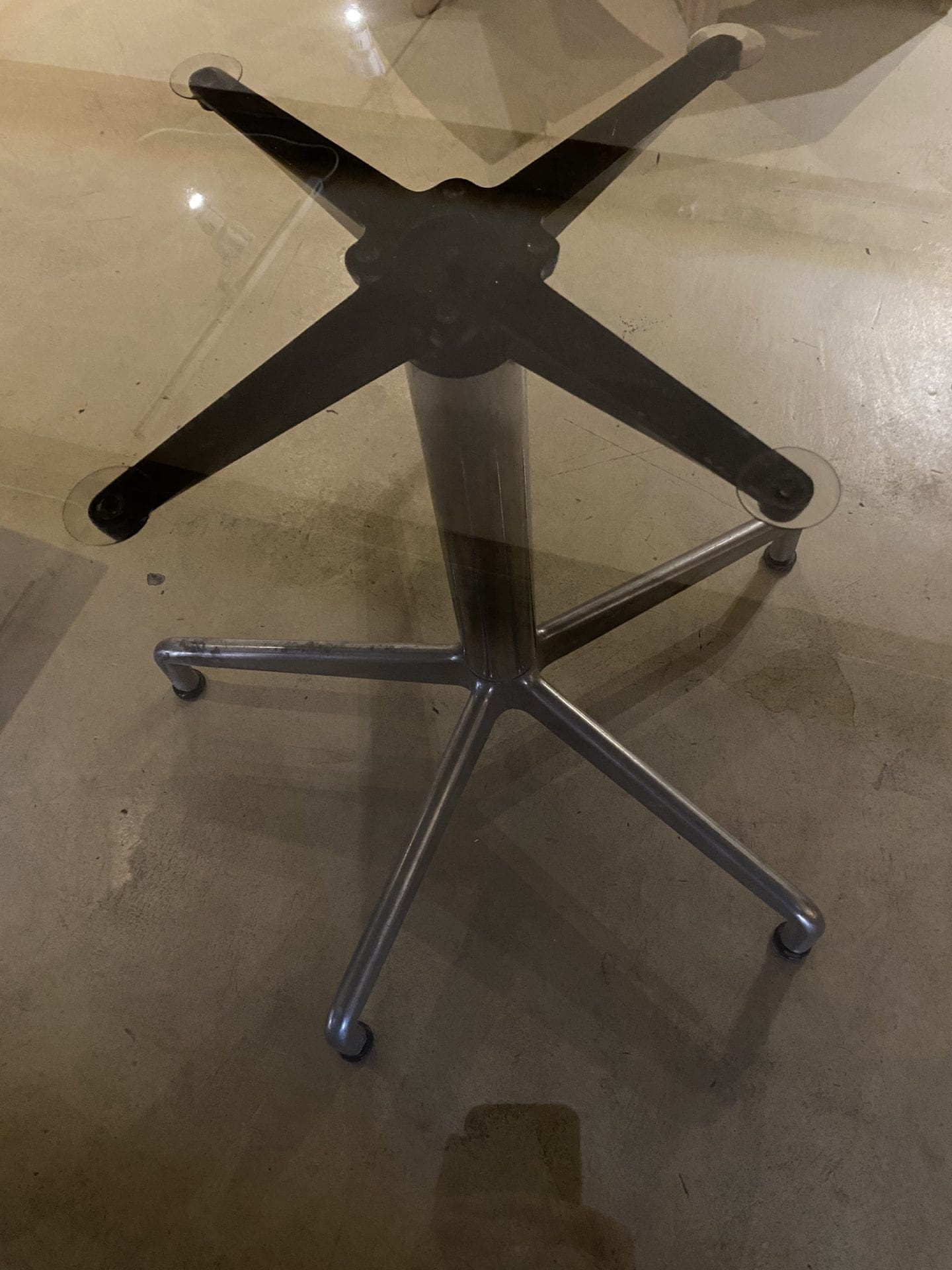 Charles Eames – Table en verre