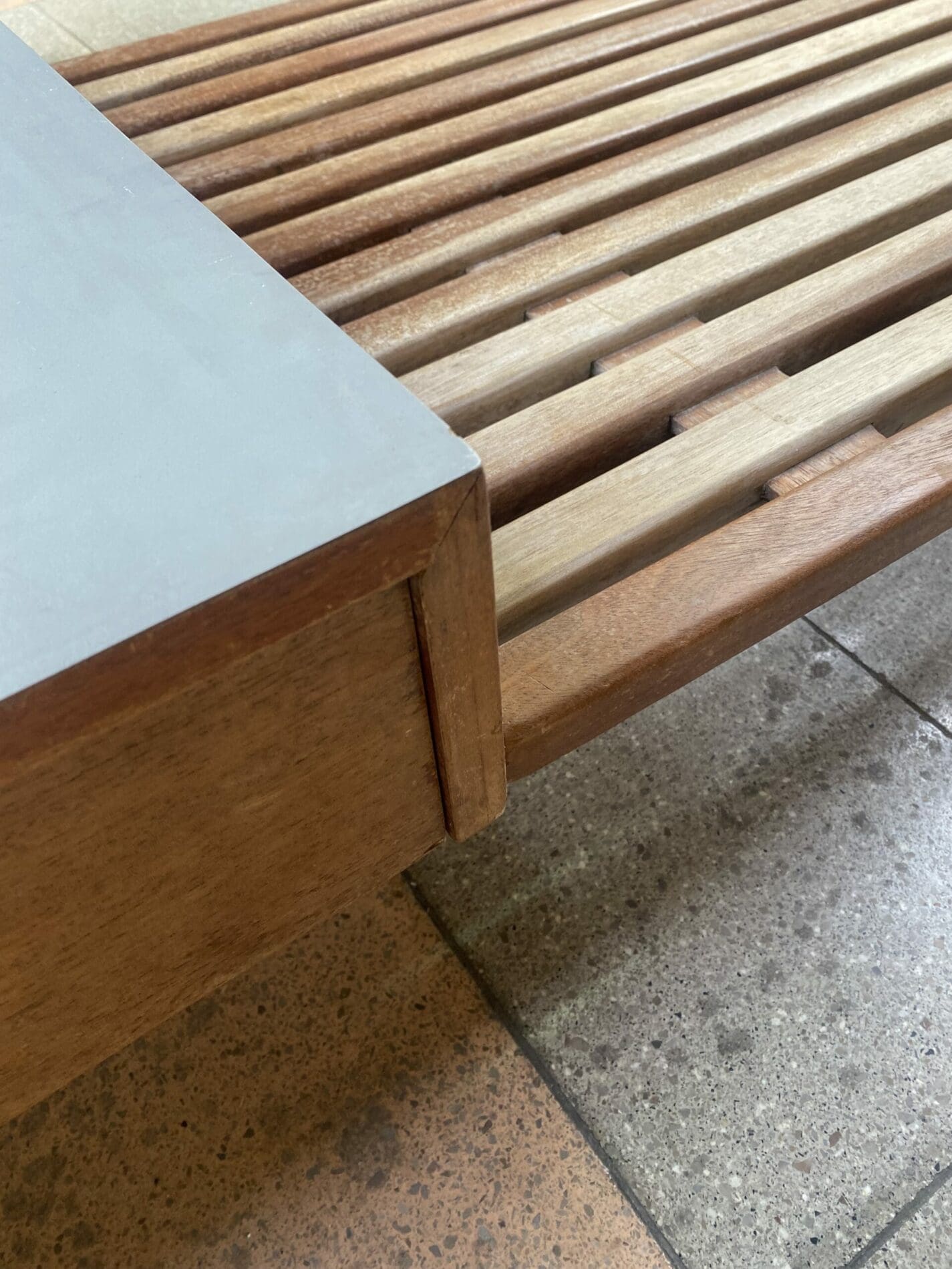 Charlotte PERRIAND – Banquette « cansado » en chêne et placage d&rsquo;acajou Occasion