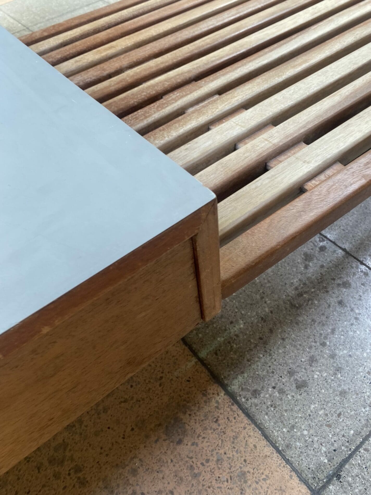 Charlotte PERRIAND – Banquette « cansado » en chêne et placage d&rsquo;acajou Occasion