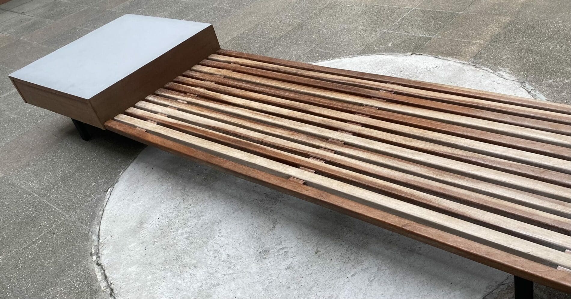 Charlotte PERRIAND – Banquette « cansado » en chêne et placage d&rsquo;acajou Occasion