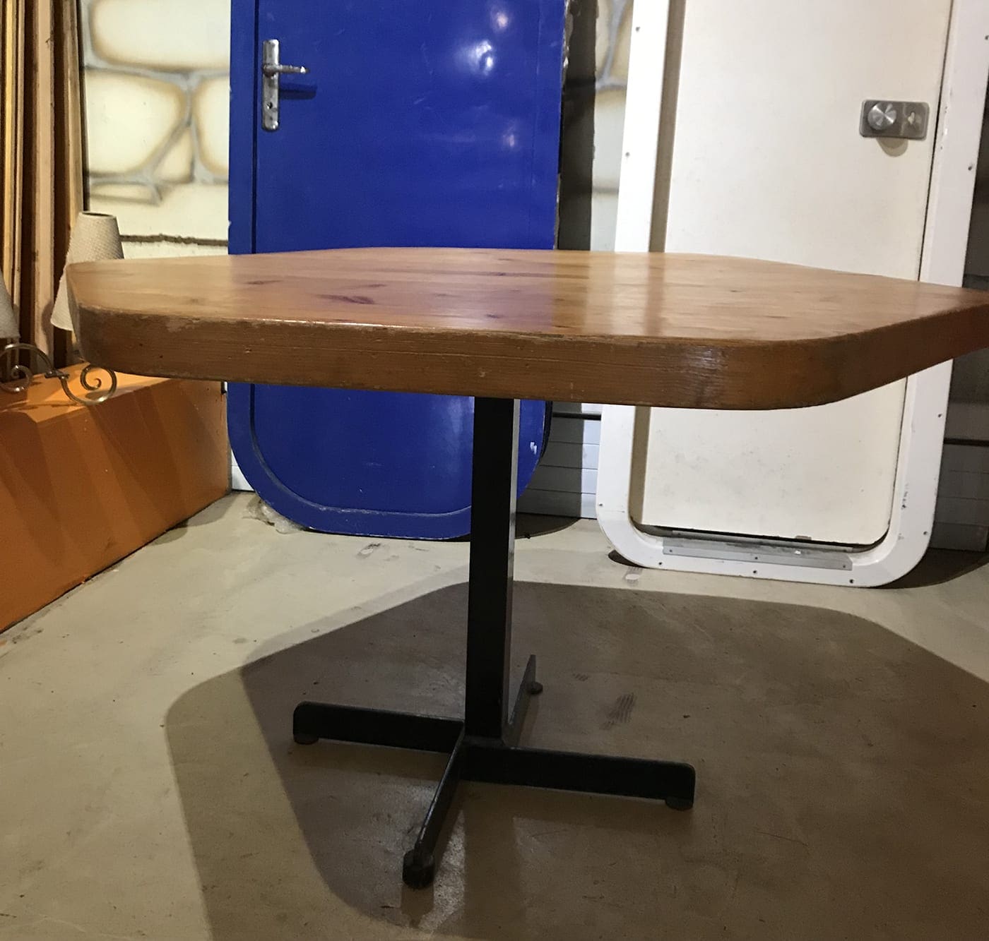 Charlotte PERRIAND – Table hexagonale  Les Arcs 1600