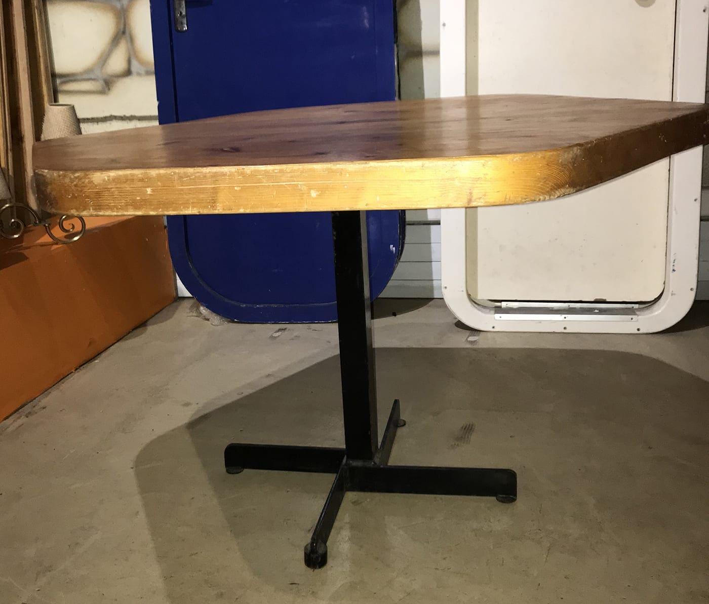 Charlotte PERRIAND – Table hexagonale  Les Arcs 1600