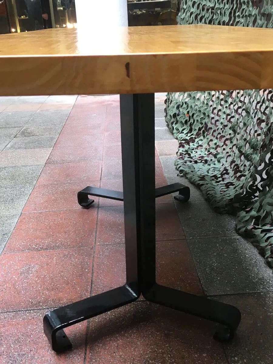 Charlotte PERRIAND – Table SAM – dite  » Pieds canard