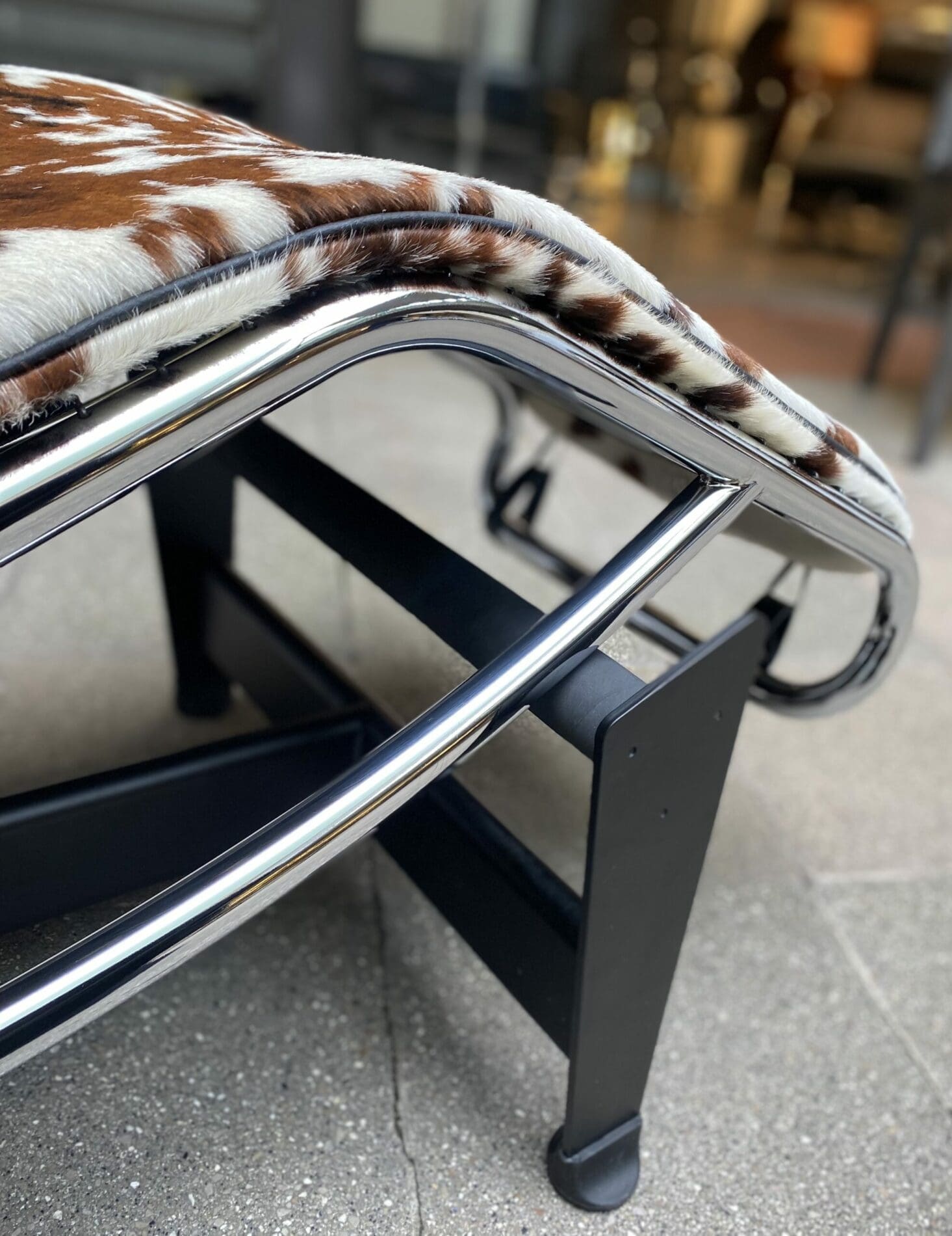 Charlotte Perriand – Le Corbusier – LC4 Occasion peau tachetée