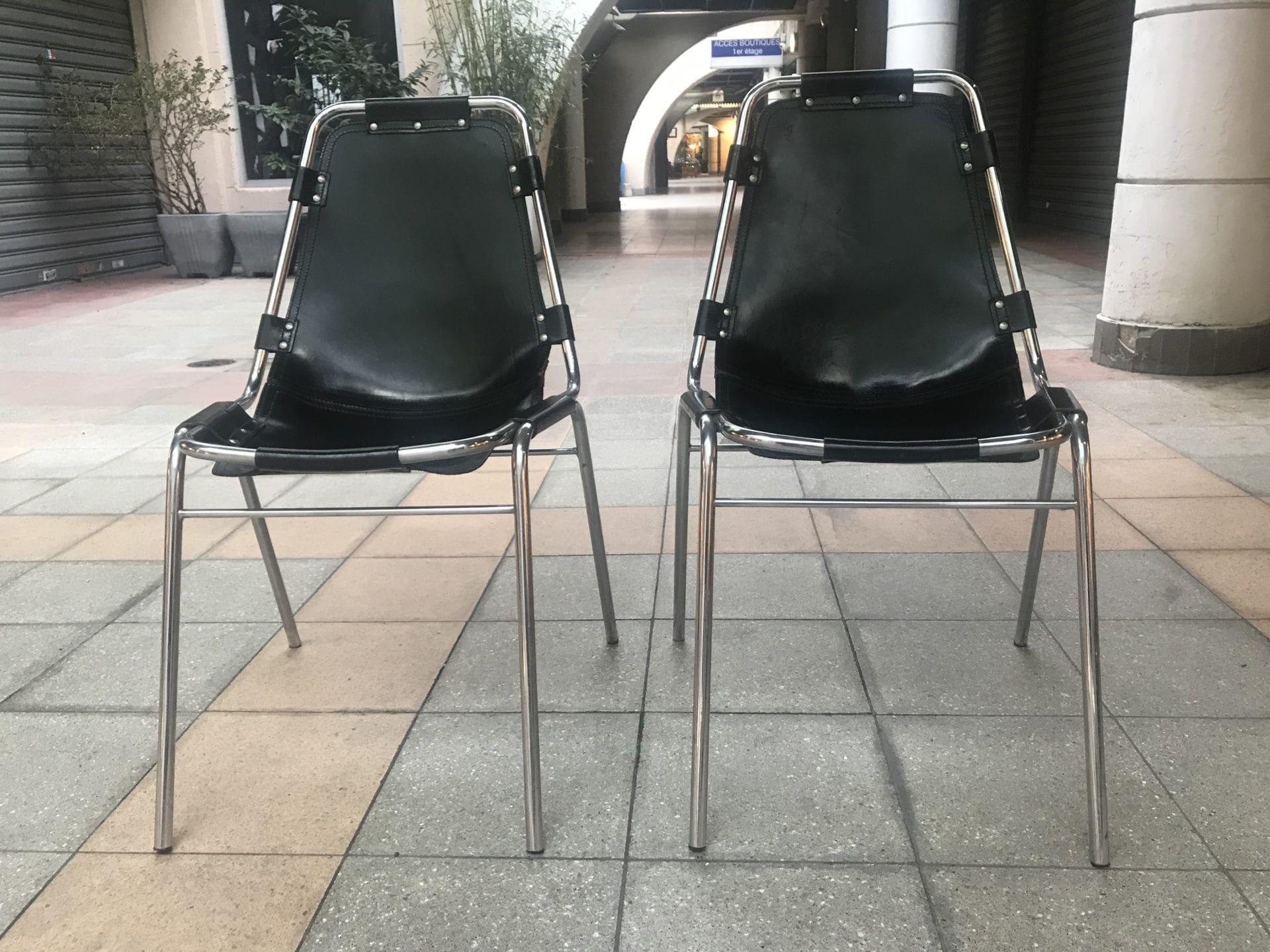 Charlotte Perriand – Paire de chaises – Les Arcs