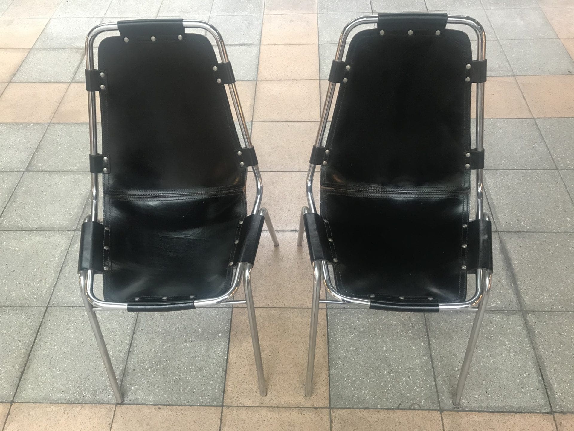 Charlotte Perriand – Paire de chaises – Les Arcs