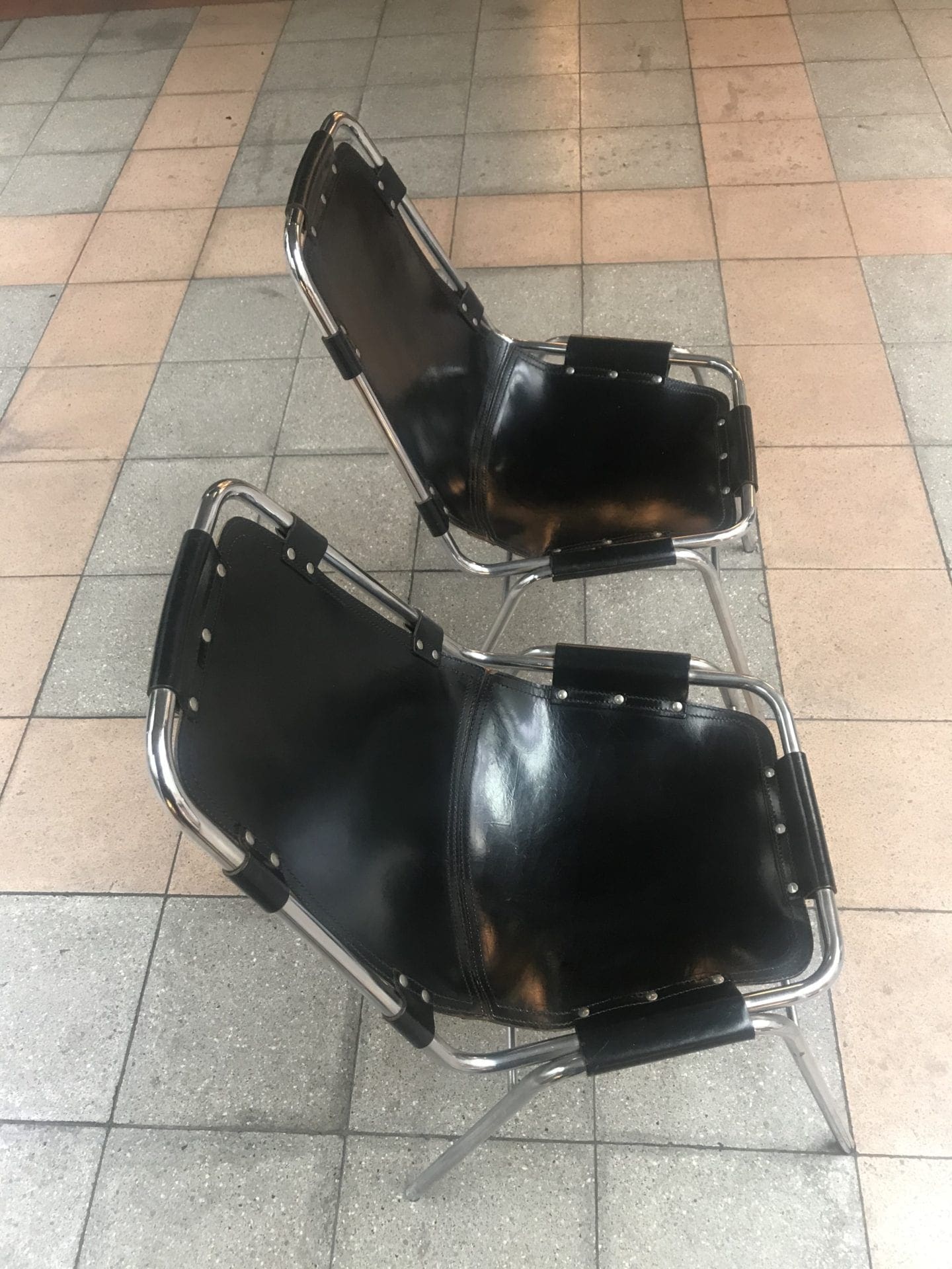 Charlotte Perriand – Paire de chaises – Les Arcs