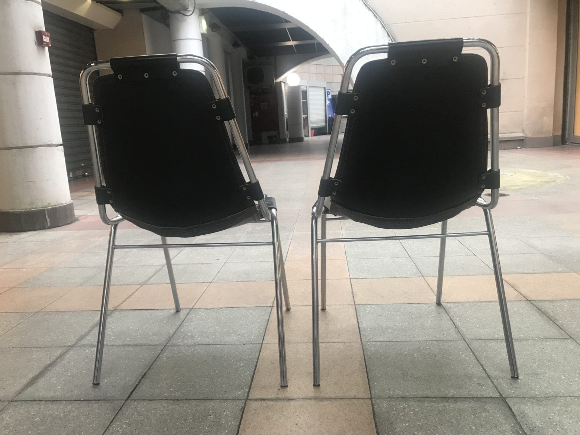 Charlotte Perriand – Paire de chaises – Les Arcs