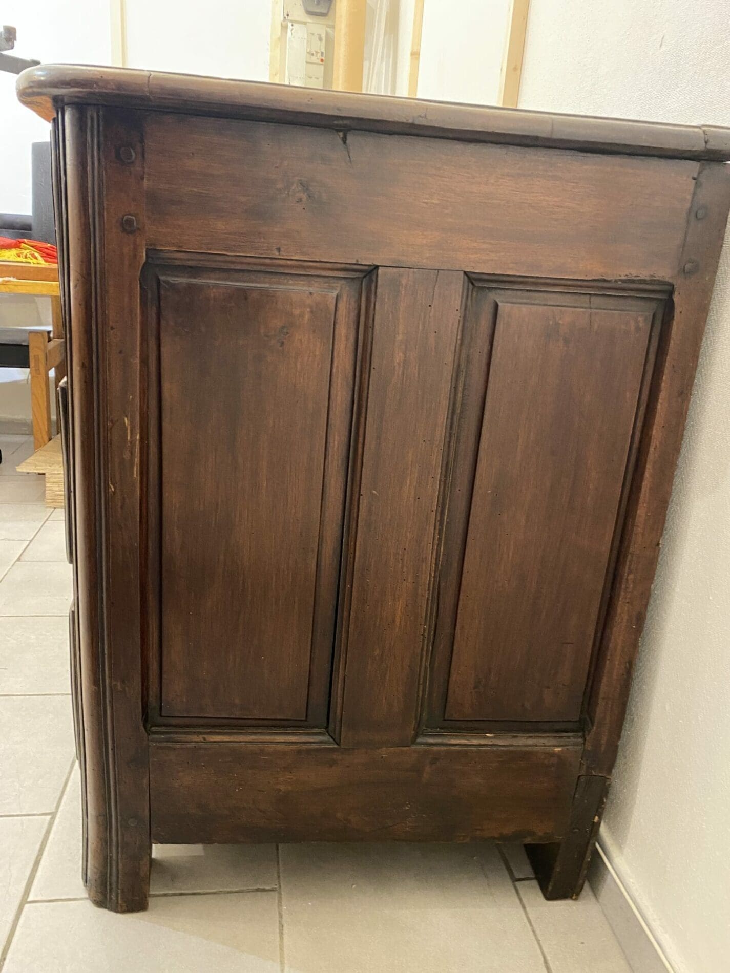 Commode en noyer massif – Fin XVIIIe siècle