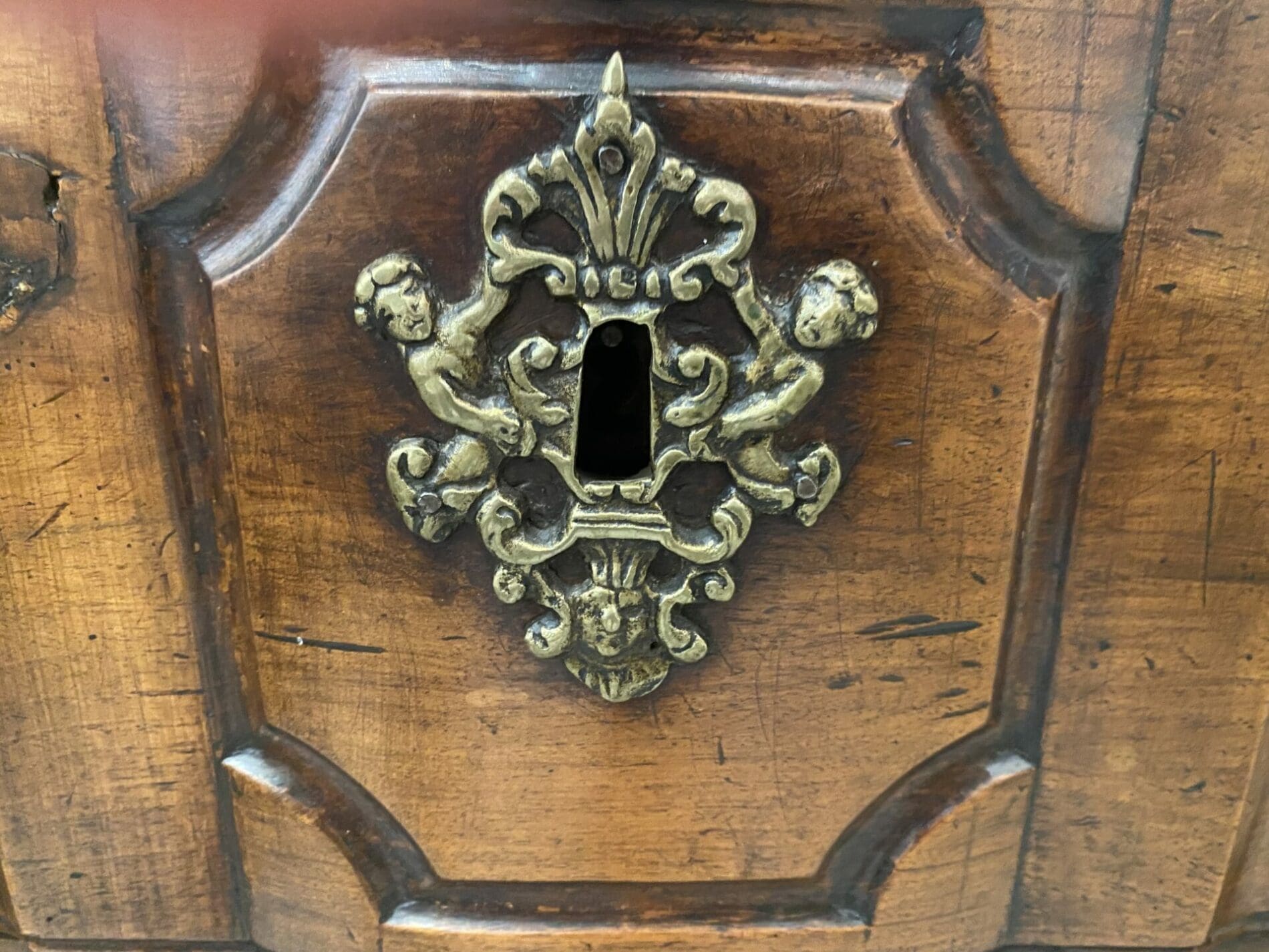 Commode en noyer massif – Fin XVIIIe siècle
