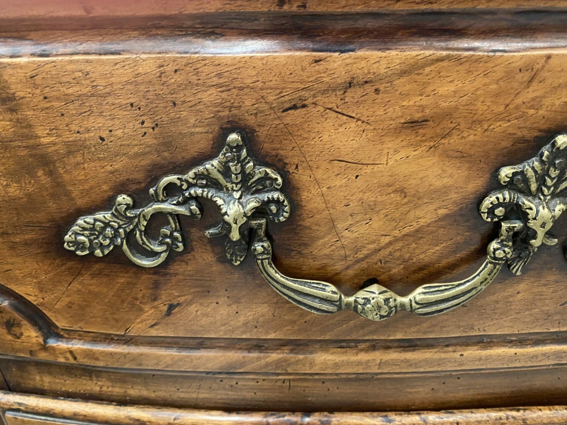 Commode en noyer massif – Fin XVIIIe siècle
