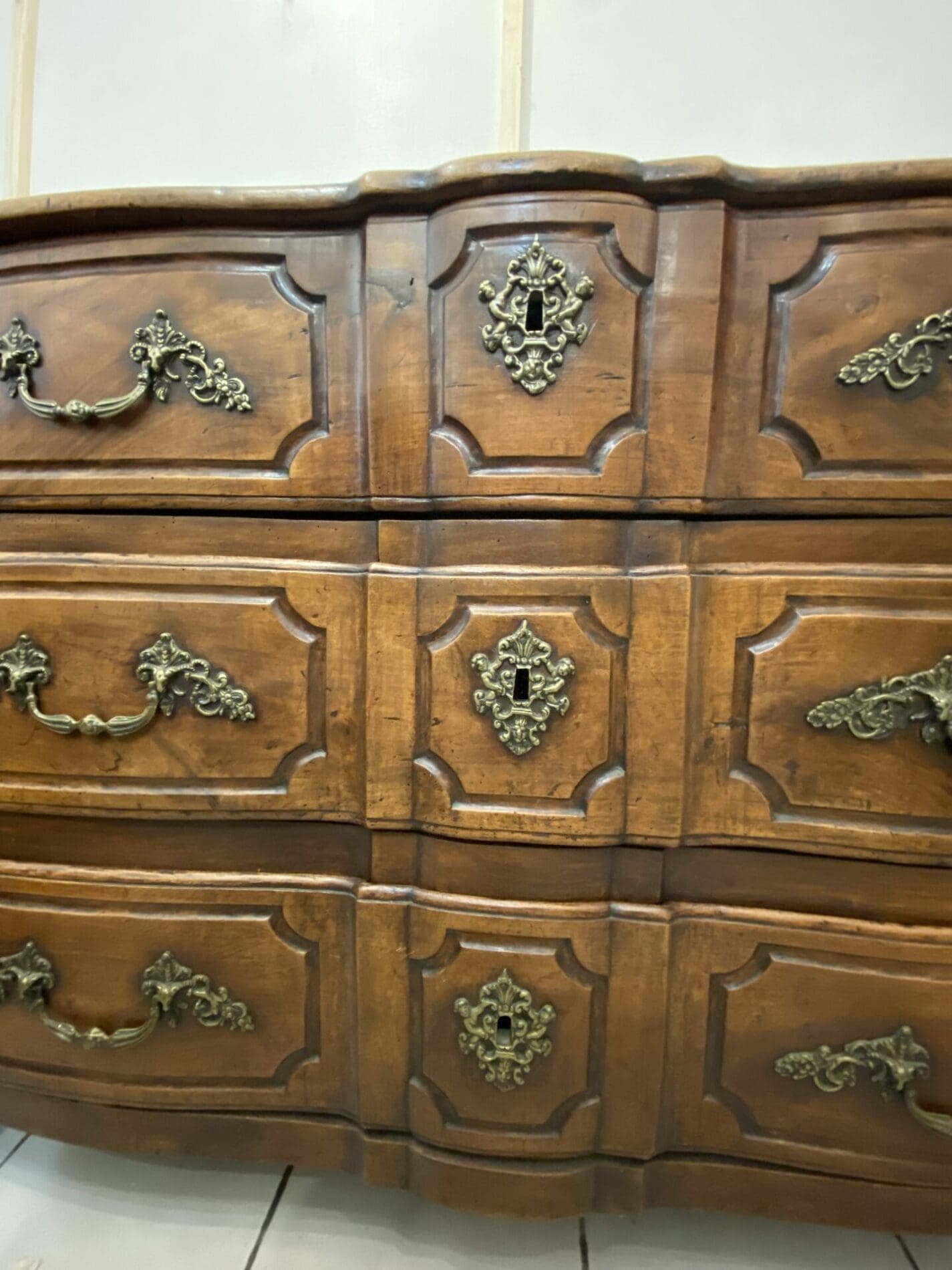 Commode en noyer massif – Fin XVIIIe siècle