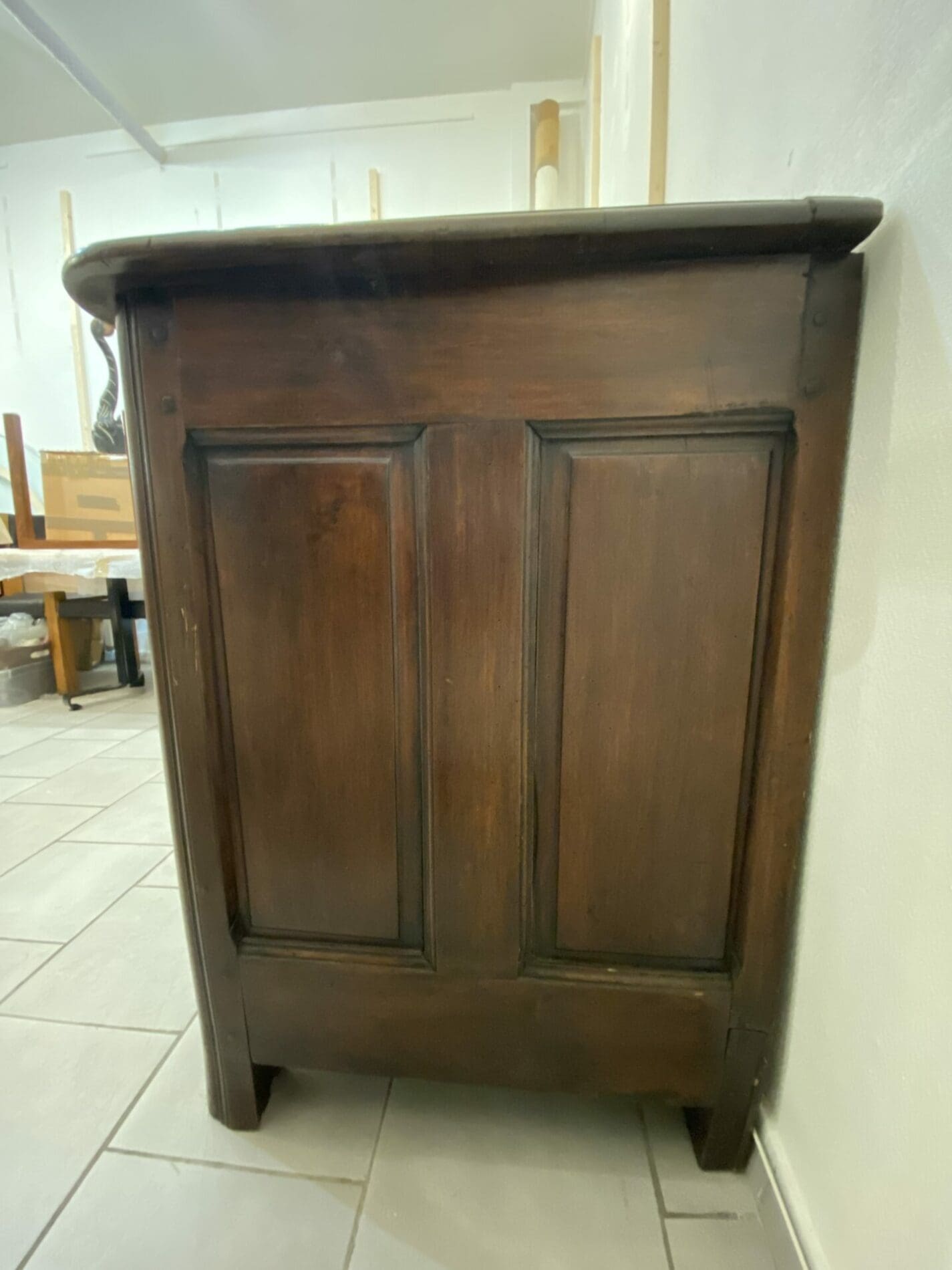 Commode en noyer massif – Fin XVIIIe siècle