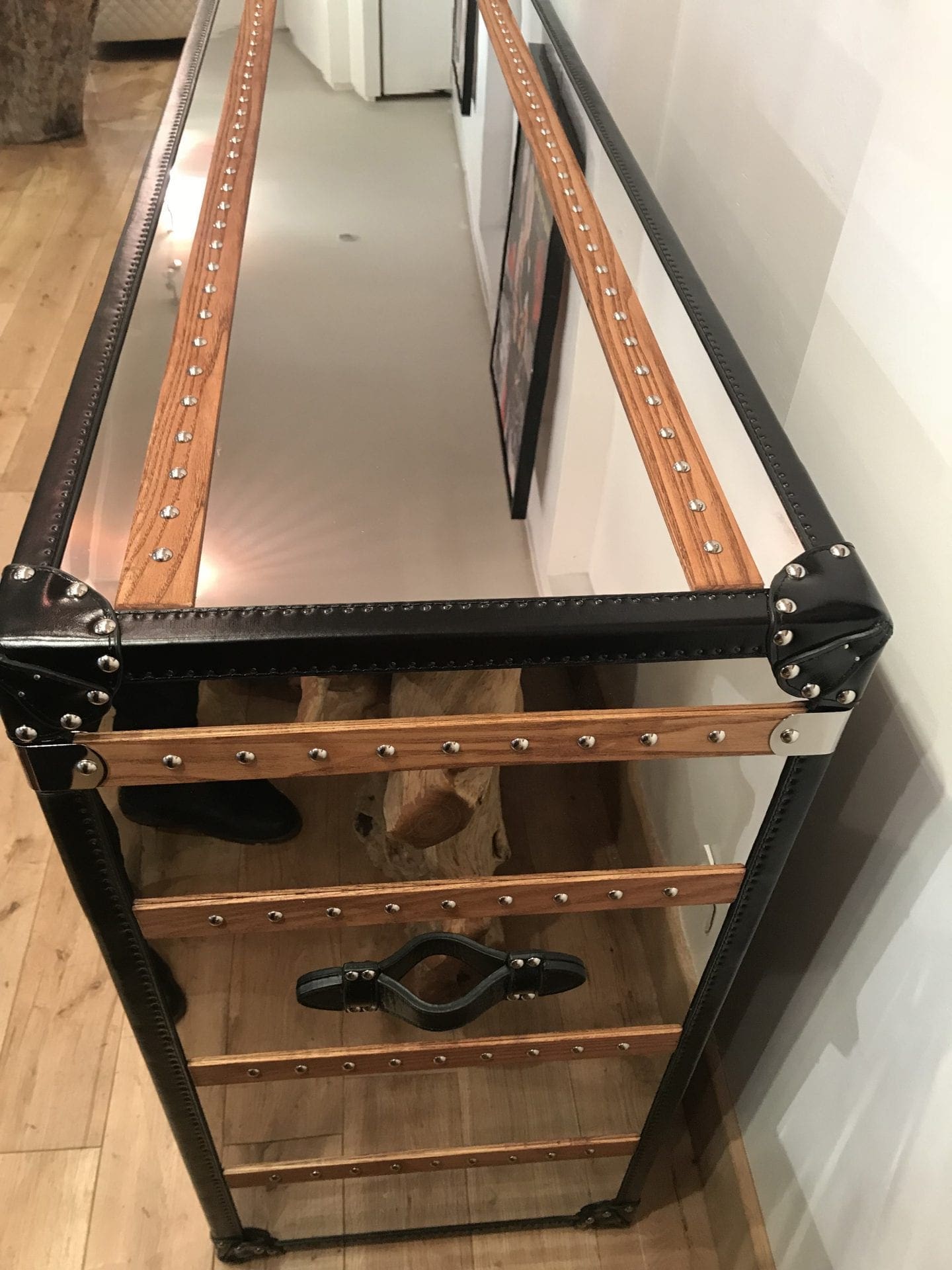 Commode Travel – Acier, bois et cuir années 1960-1970