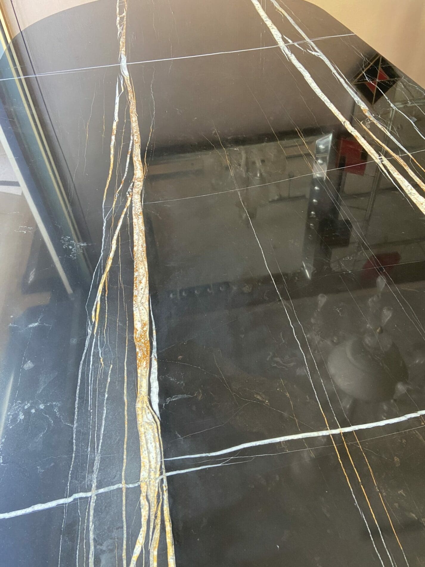 Di Froscia – Table plateau marbre, pied feuille d&rsquo;or