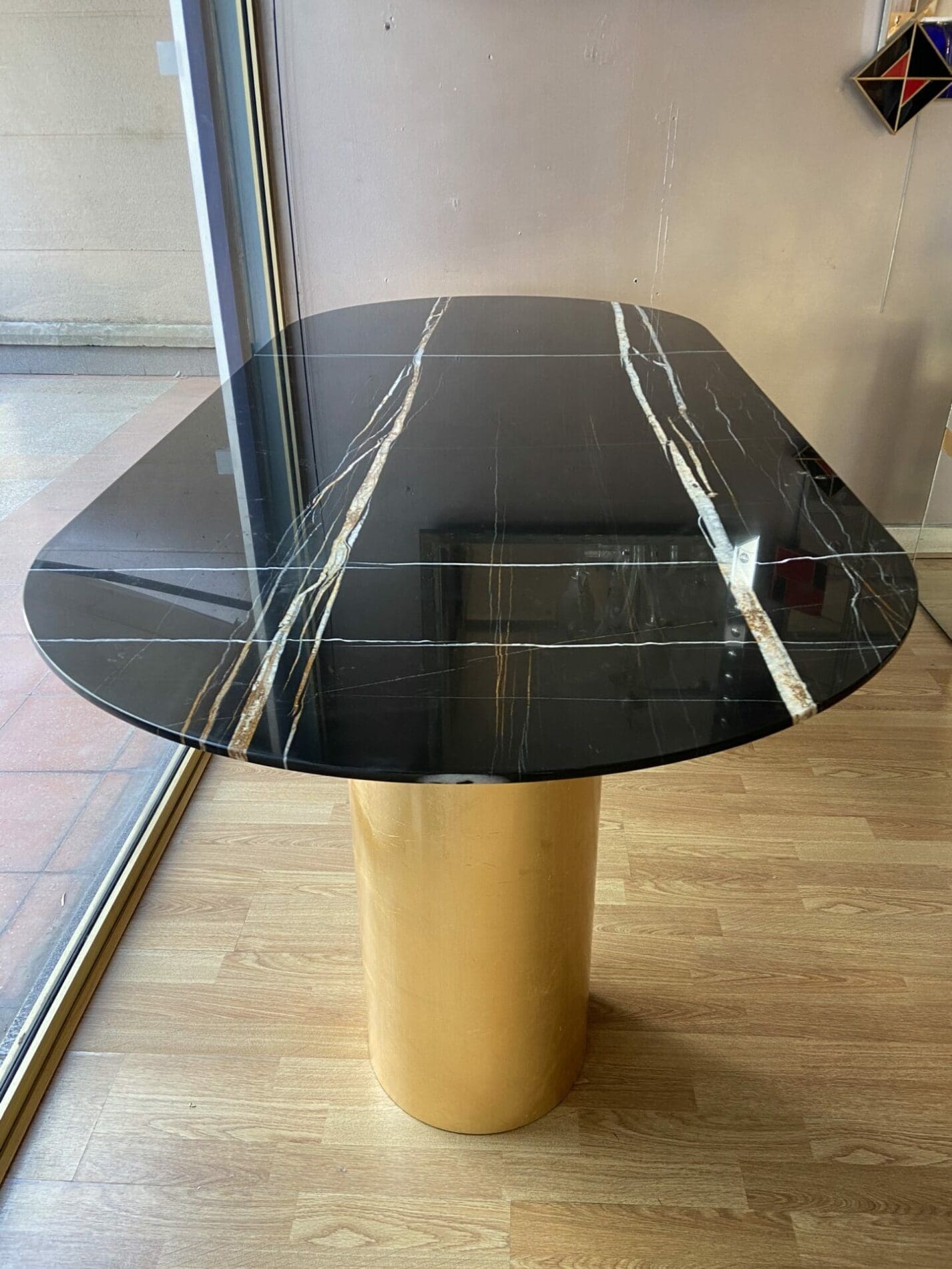 Di Froscia – Table plateau marbre, pied feuille d&rsquo;or