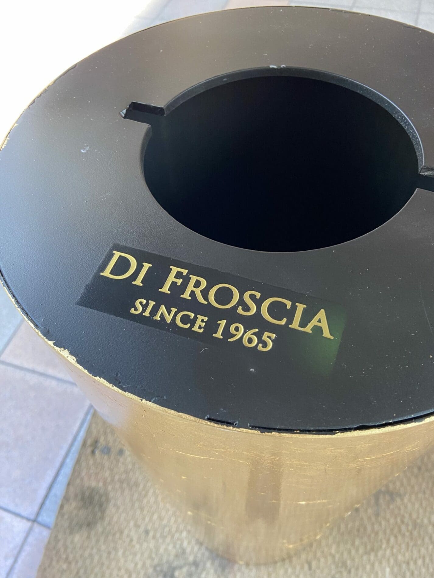 Di Froscia – Table plateau marbre, pied feuille d&rsquo;or