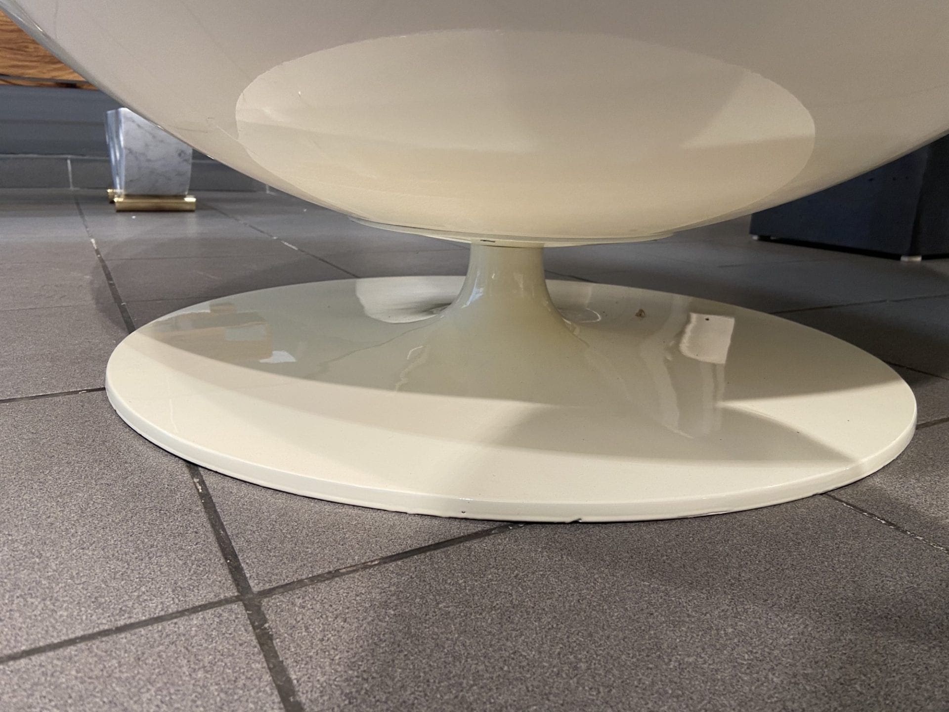 Eero Aarnio – Ball chair noir – Édition Adelta