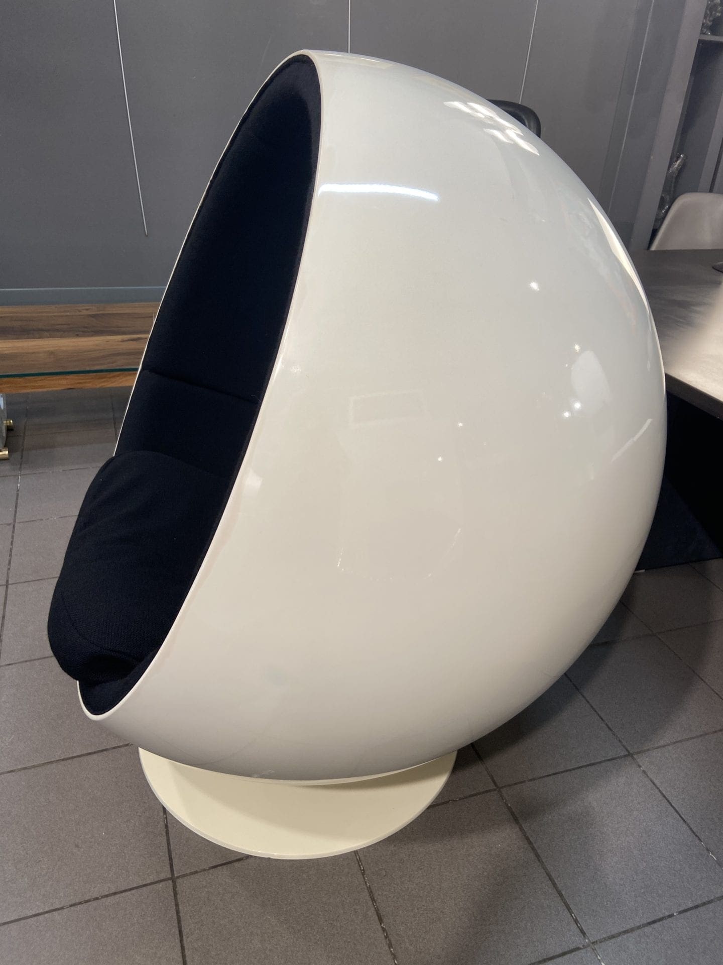 Eero Aarnio – Ball chair noir – Édition Adelta