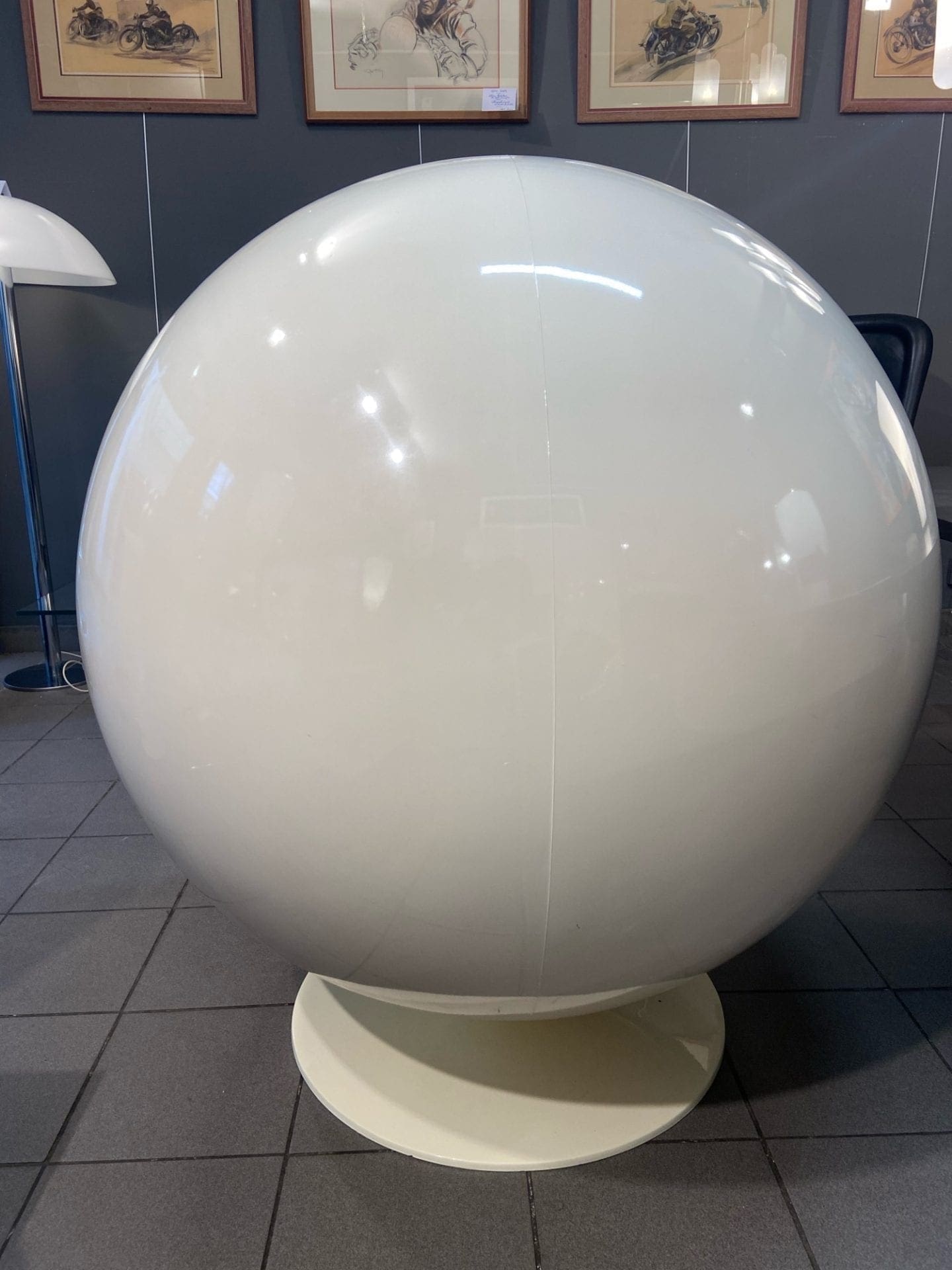 Eero Aarnio – Ball chair noir – Édition Adelta