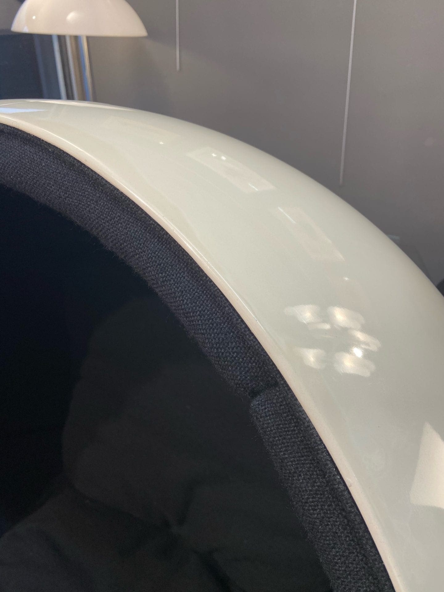 Eero Aarnio – Ball chair noir – Édition Adelta