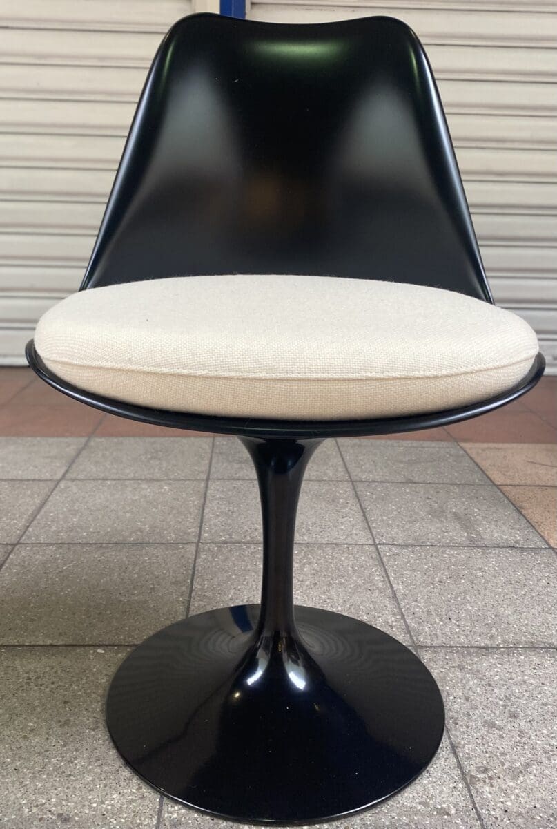 Eero Saarinen – 4 gebrauchte Stühle / neuwertiger Zustand Tulip – Knoll International 2022