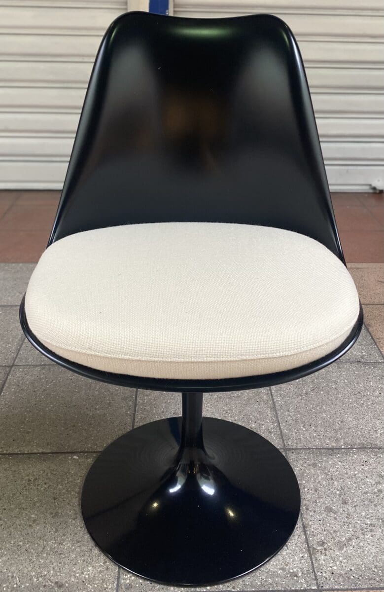 Eero Saarinen – 4 gebrauchte Stühle / neuwertiger Zustand Tulip – Knoll International 2022